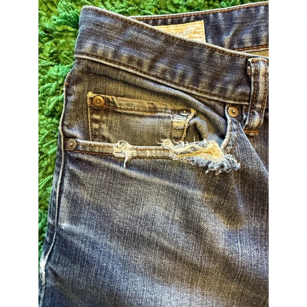 Banana Republic makes fly resolve